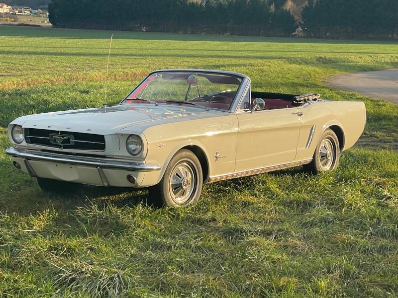 FORD MUSTANG CABRIOLET - Véhicule de collection proche de Vienne